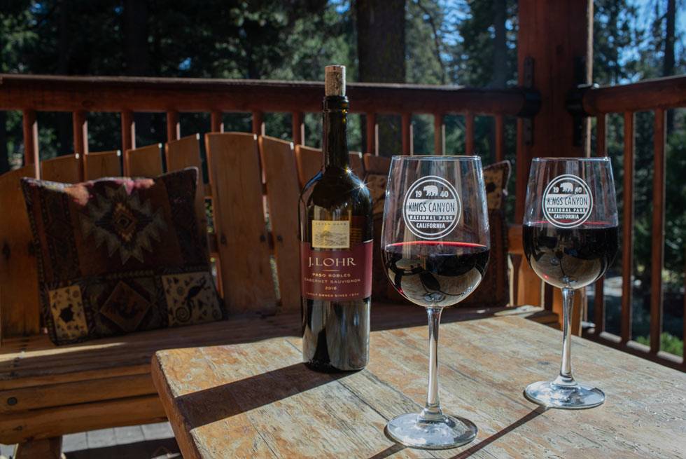 两杯红酒坐在国王峡谷国家公园的约翰·缪尔旅馆的露台桌上